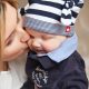 Mamma che bacia il suo bambino
