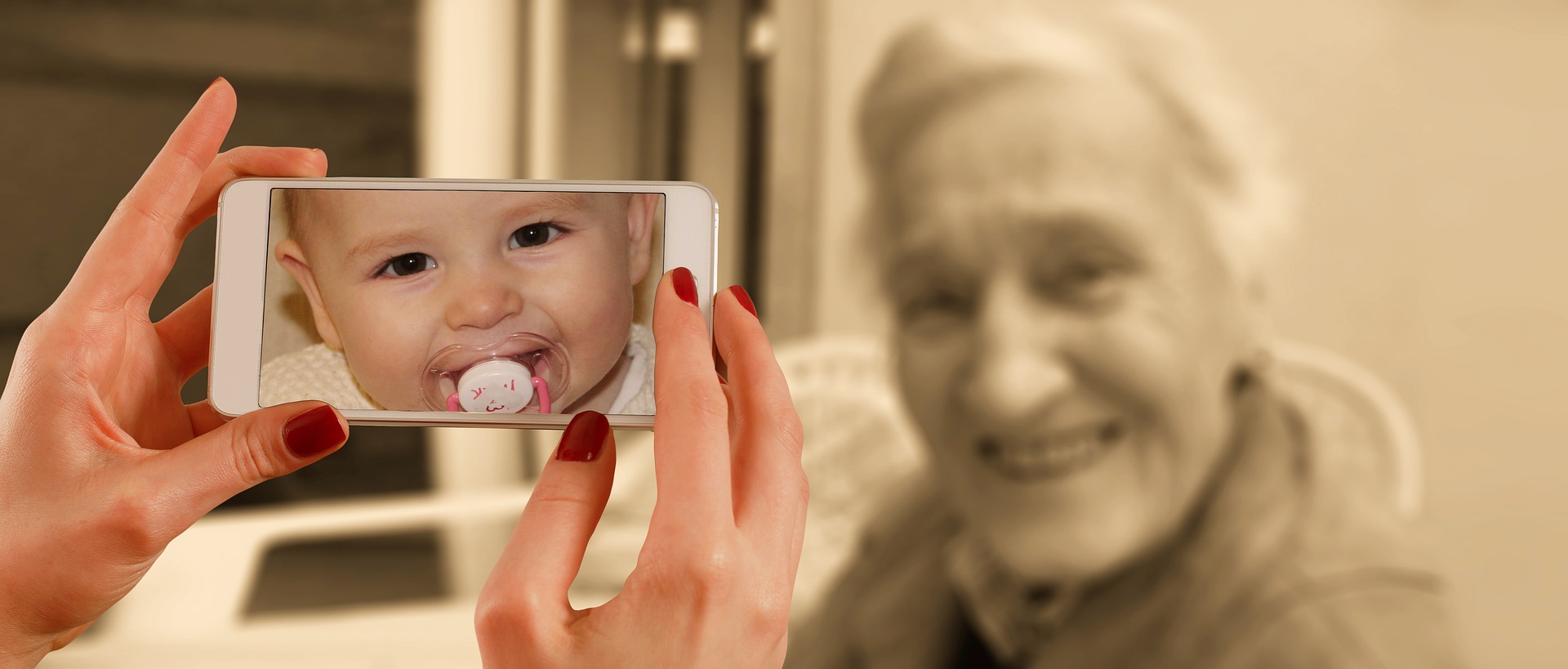 nonna si fa fare foto con lo smartphone